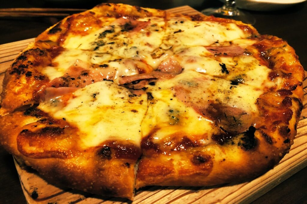 「炭火焼ピザ」の写真