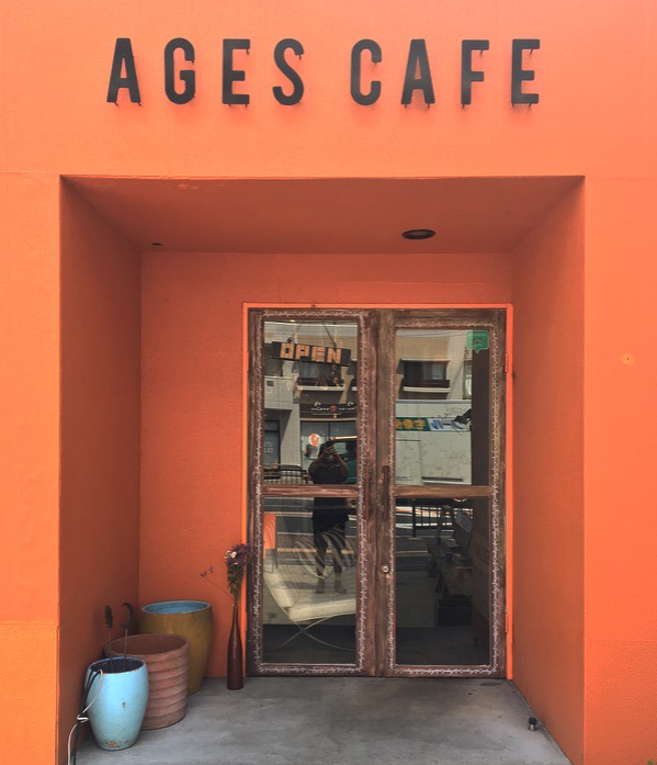 『AGES.CAFE（エイジイズカフェ）』さんお店外観