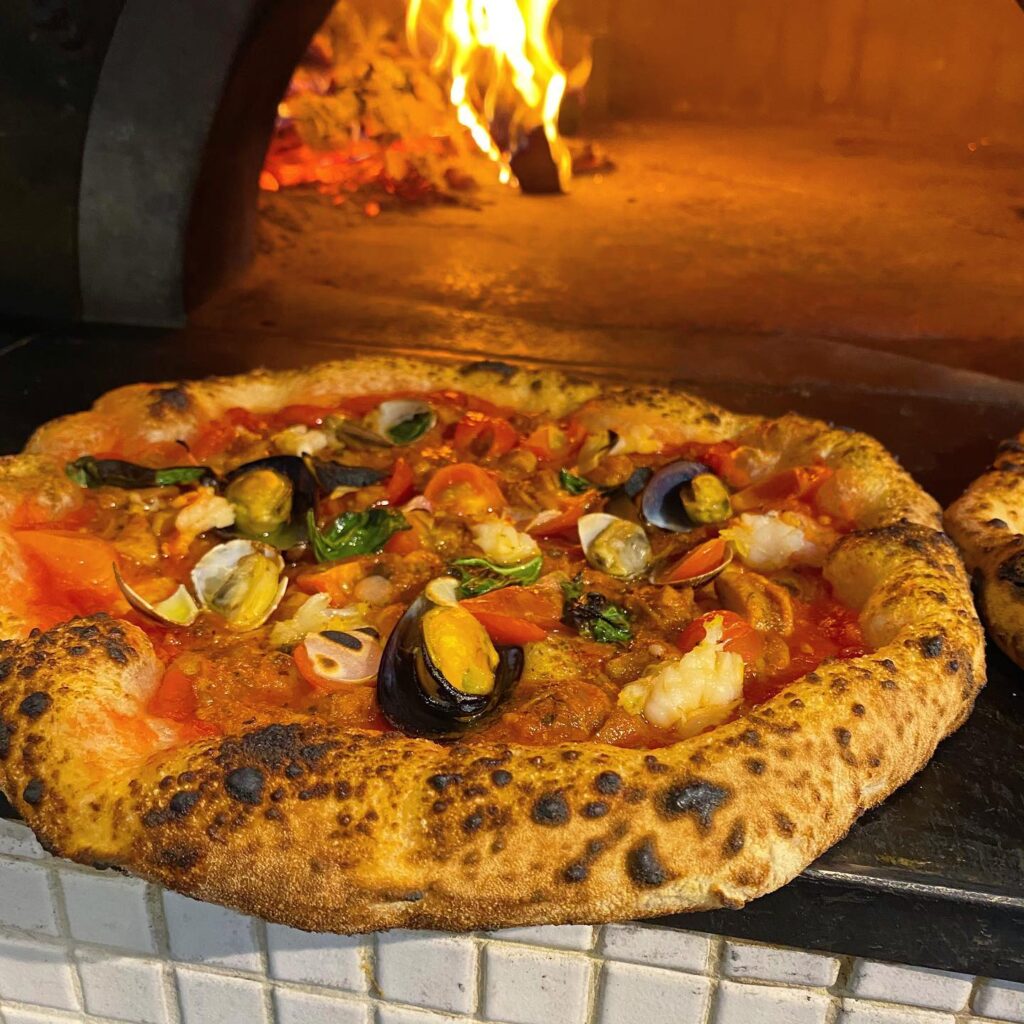 『Pizzeria SOGGIORNO（ピッツェリアソジョルノ）』一流の腕を持つオーナーが焼くピザは必食