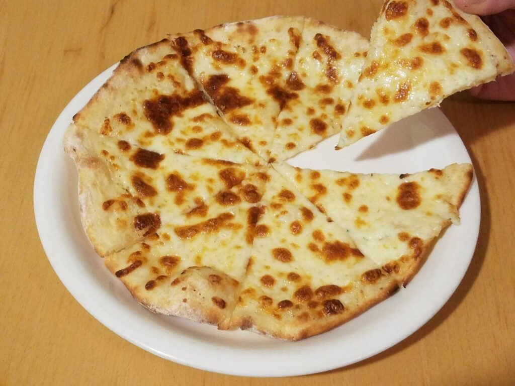 岩塩とチーズのピザ