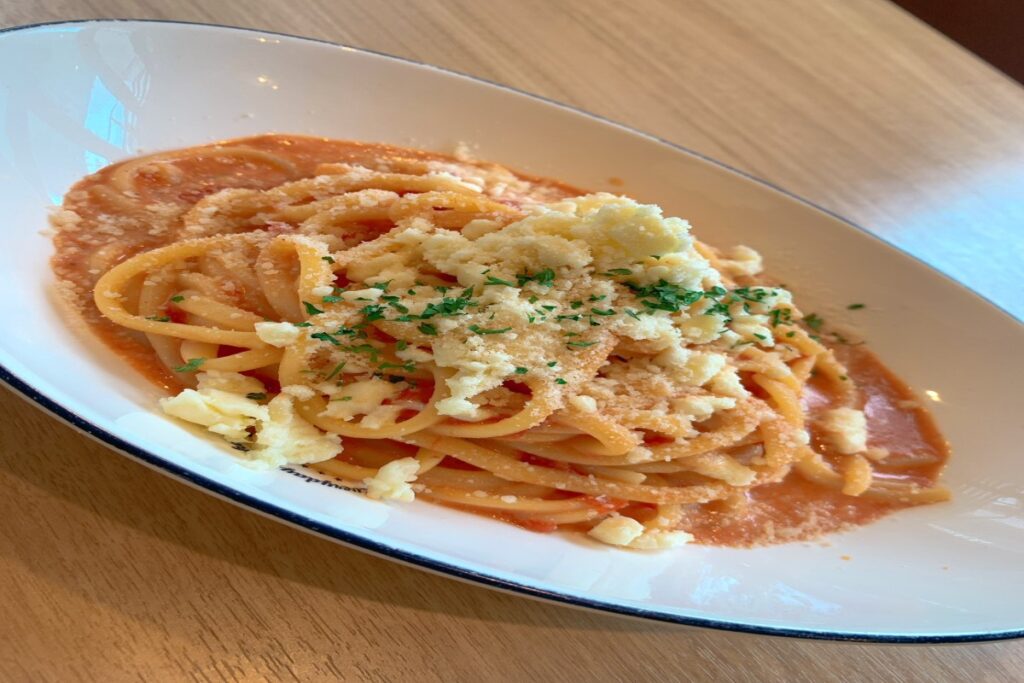『スパッツァ』モッツァレラとたっぷりパルミジャーノのWチーズのトマトクリームパスタ